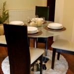 Okrągły stół i 4 krzesła w salonie