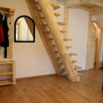 Drewniane schody na antresolę